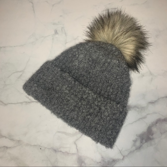 Aritzia pompom hat - Picture 2 of 3
